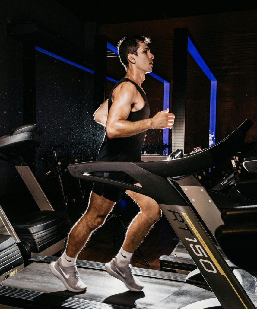 Femme faisant un entraînement cardio à domicile