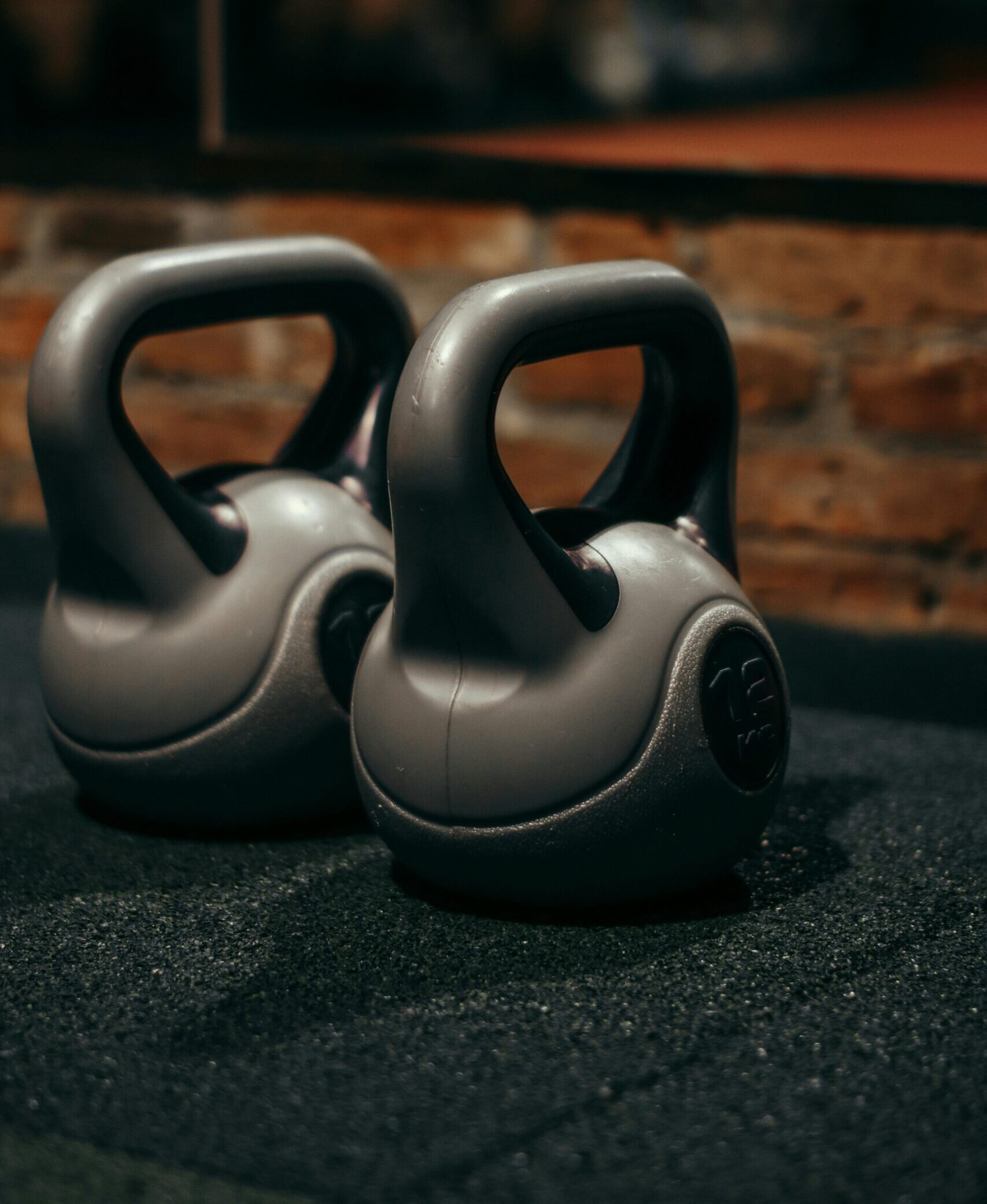 Haltères, bandes élastiques et kettlebells pour entraînement