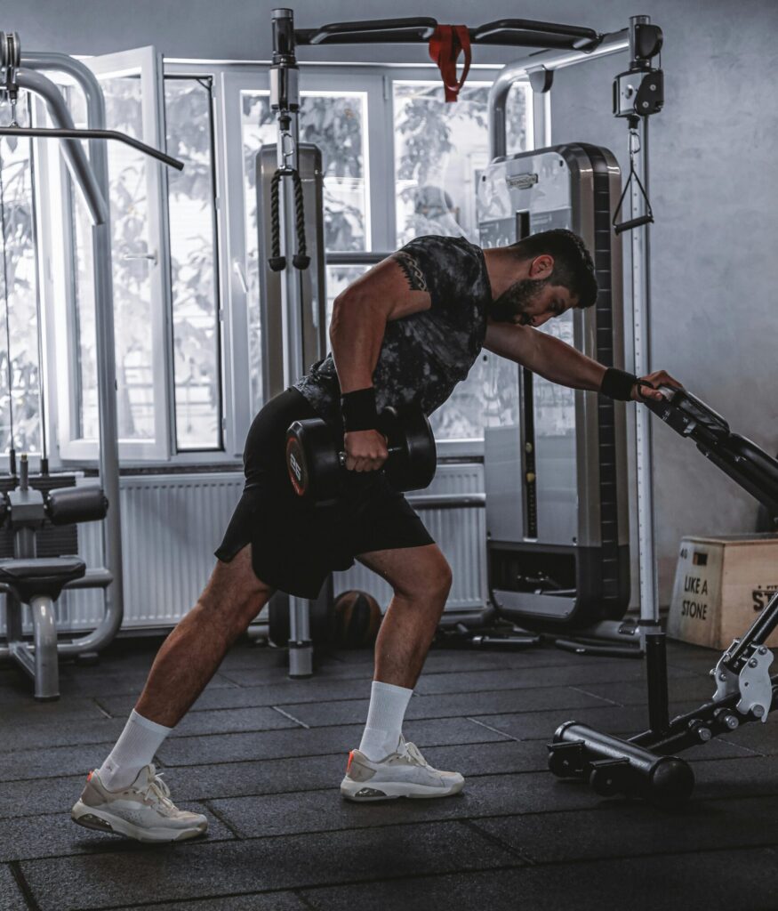 Salle de sport moderne aménagée à domicile