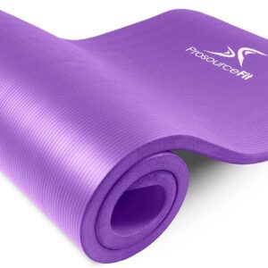 Tapis de gym violet sur fond clair